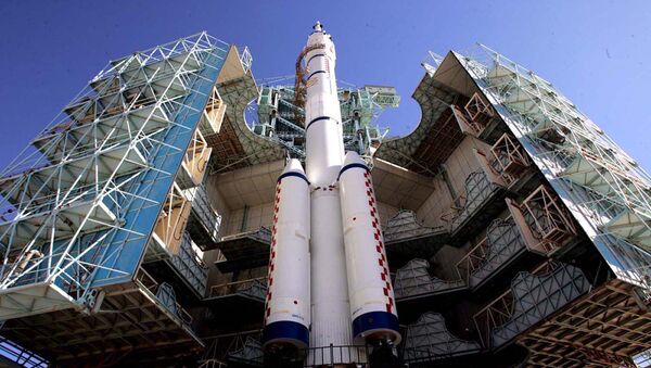 China's second manned spacecraft Shenzhou-6 joined by the Long March CZ-2F rocket at the launch tower of the Jiuquan Satellite Launch Center - 俄羅斯衛星通訊社