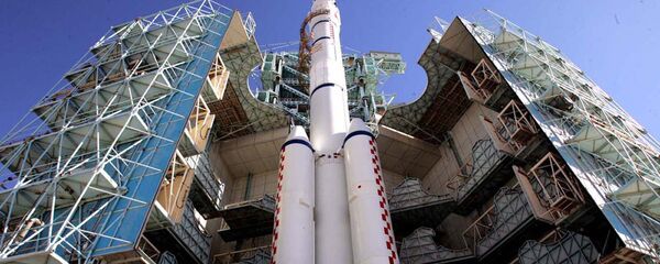 China's second manned spacecraft Shenzhou-6 joined by the Long March CZ-2F rocket at the launch tower of the Jiuquan Satellite Launch Center - 俄罗斯卫星通讯社