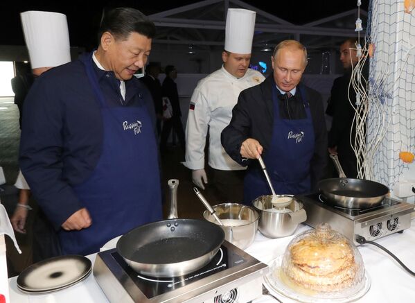 中國國家主席習近平和俄羅斯總統弗拉基米爾·普京出席符拉迪沃斯托克的世界經濟論壇 - 俄羅斯衛星通訊社