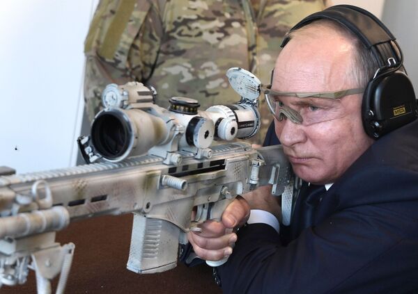 俄羅斯總統弗拉基米爾·普京在“愛國者”軍事公園訪問卡拉什尼科夫射擊中心時試射“楚卡文”狙擊步槍 - 俄羅斯衛星通訊社