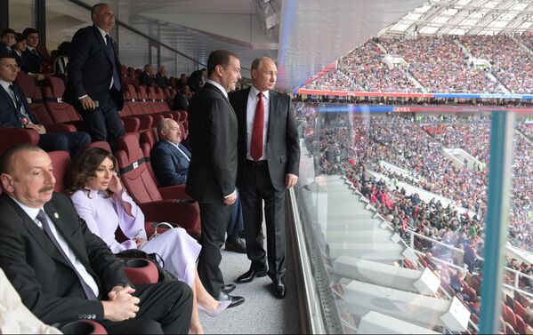 俄罗斯总统弗拉基米尔·普京观看俄罗斯队和沙特阿拉伯队间的世界杯小组赛揭幕战 - 俄罗斯卫星通讯社