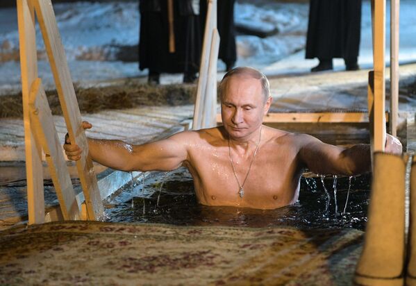 俄羅斯總統弗拉基米爾·普京於東正教基督領洗日在塞利格湖中沐浴 - 俄羅斯衛星通訊社