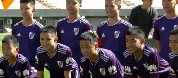 泰國獲救足球少年抵達阿根廷參加青奧會 - 俄羅斯衛星通訊社