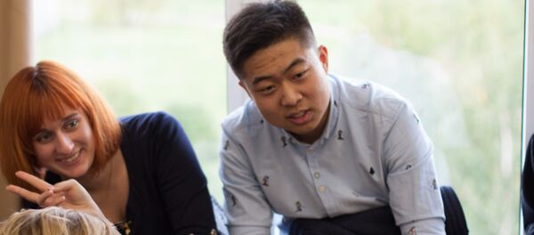 張同學和俄羅斯朋友玩自拍 - 俄羅斯衛星通訊社