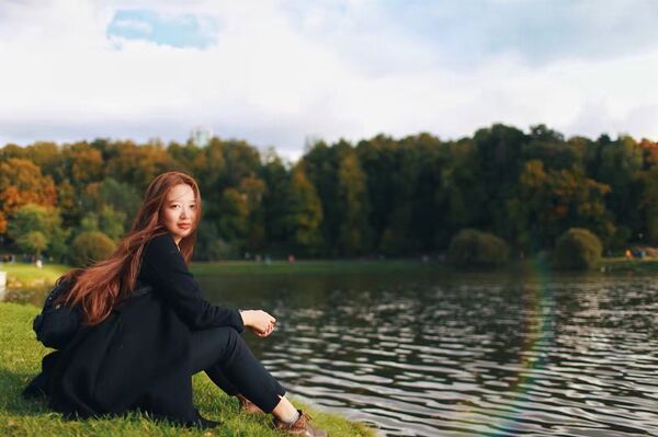 秋天時節周同學在莫斯科河畔 - 俄羅斯衛星通訊社