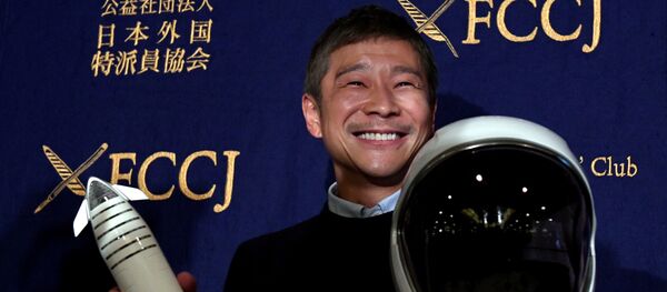 Yusaku Maezawa, entrepreneur and CEO of ZOZOTOWN and SpaceX BFR's first private passenger, poses with a miniature rocket and space helmet prior to start of a press conference - 俄羅斯衛星通訊社