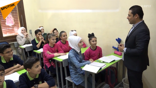 叙利亚女孩带假肢重返校园 - 俄罗斯卫星通讯社