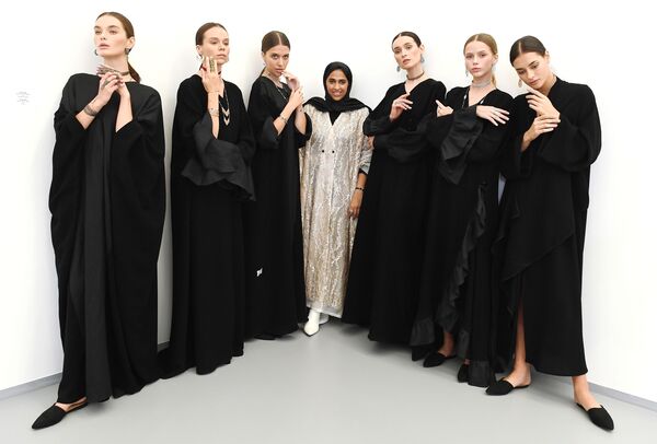 模特在“卡塔爾季”展覽上展示Noudar品牌飾品和卡塔爾服裝品牌WAAD設計師瓦阿德·亞門（中）的作品。 - 俄羅斯衛星通訊社