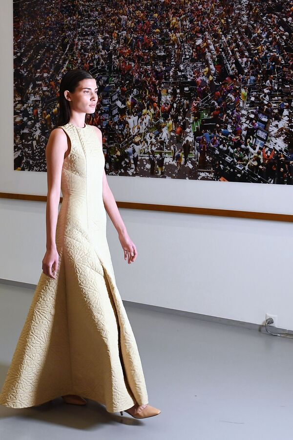 在莫斯科多媒体艺术博物馆“卡塔尔季”展览框架下举行的时装秀上，一位模特展示Wadha品牌设计师瓦德西·海里的半定制系列作品。 - 俄罗斯卫星通讯社