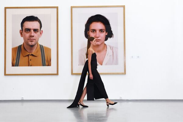 在莫斯科多媒体艺术博物馆“卡塔尔季”展览框架下举行的时装秀上，一位模特展示Wadha品牌设计师瓦德西·海里的半定制系列作品。 - 俄罗斯卫星通讯社