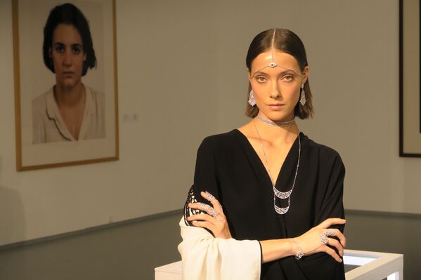 在莫斯科多媒体艺术博物馆举行的“卡塔尔季”展览上，模特展示Noudar品牌饰品。 - 俄罗斯卫星通讯社