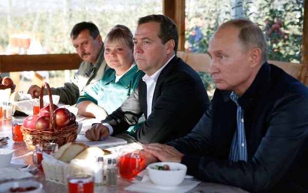 普京和梅德韦杰夫在斯塔夫罗波尔的“黎明”公司享用了乡村午餐 - 俄罗斯卫星通讯社
