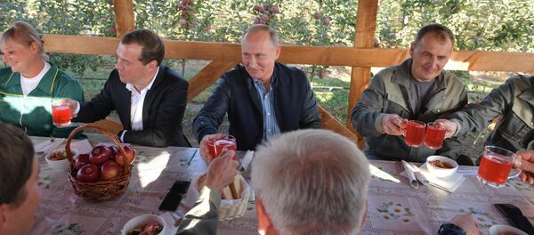Президент РФ Владимир Путин и председатель правительства РФ Дмитрий Медведев во время встречи с сотрудниками сельскохозяйственного предприятия Рассвет в Ставропольском крае - 俄罗斯卫星通讯社
