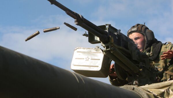 Солдат ведет стрельбу из танкового пулемета УТЕС калибра 12,7 мм - 俄羅斯衛星通訊社