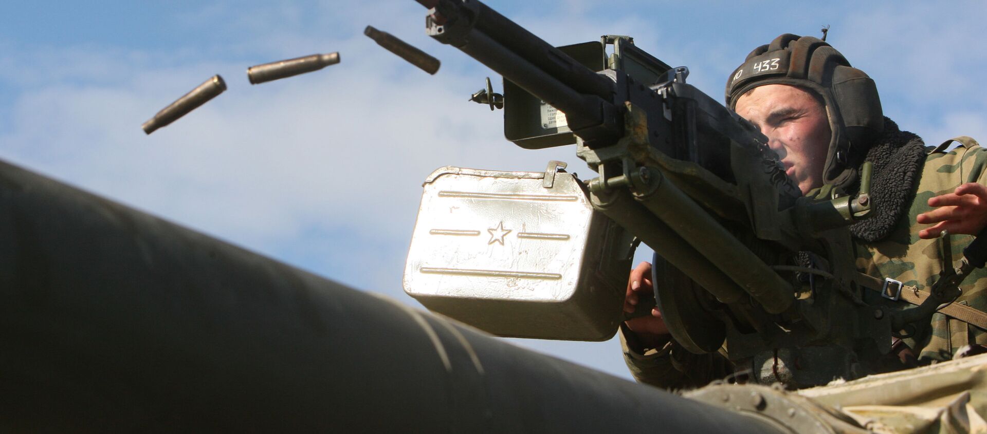 Солдат ведет стрельбу из танкового пулемета УТЕС калибра 12,7 мм - 俄羅斯衛星通訊社, 1920, 02.03.2021