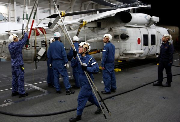 管理直升机在甲板着陆事宜的 31岁女军官Akiko Ihara表示：世界各地的女性都在更广泛的领域工作，我认为日本也要紧跟步伐。加贺号直升机母舰上的女性比例约为9%。 - 俄罗斯卫星通讯社