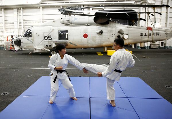 日本“加贺”号直升机母舰上的女兵在练习空手道 - 俄罗斯卫星通讯社