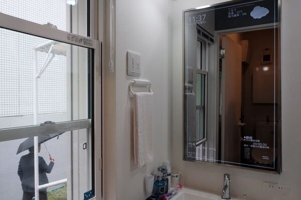 聰明的鏡子,它不僅可以用來照臉,而且還可告訴你戶外的天氣情況。 聰明的鏡子,它不僅可以用來照臉,而且還可告訴你戶外的天氣情況。 - 俄羅斯衛星通訊社