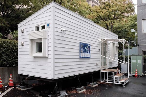 聰明房屋就建在停車場。外觀看上去像一個不大的車廂,但在不起眼的牆壁內卻配備了所有最新現代技術。 聰明房屋就建在停車場。外觀看上去像一個不大的車廂,但在不起眼的牆壁內卻配備了所有最新現代技術。 - 俄羅斯衛星通訊社