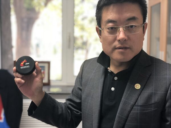 中国冰球协会常务副秘书长徐成响拿着习近平和普京打过的冰球 中国冰球协会常务副秘书长徐成响拿着习近平和普京打过的冰球 - 俄罗斯卫星通讯社