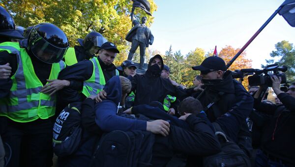 媒體稱烏克蘭警察對激進分子使用催淚彈 - 俄羅斯衛星通訊社