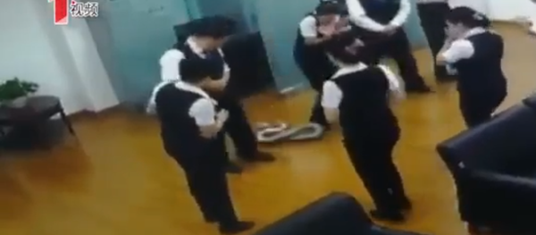 中国一家银行员工被一条从天花板掉落的蟒蛇砸中 - 俄罗斯卫星通讯社