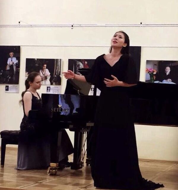 李珍珍在演唱歌曲  - 俄罗斯卫星通讯社