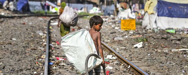Собиратели мусора на железнодорожных путях в индийском городе Гувахати Собиратели мусора на железнодорожных путях в индийском городе Гувахати - 俄羅斯衛星通訊社