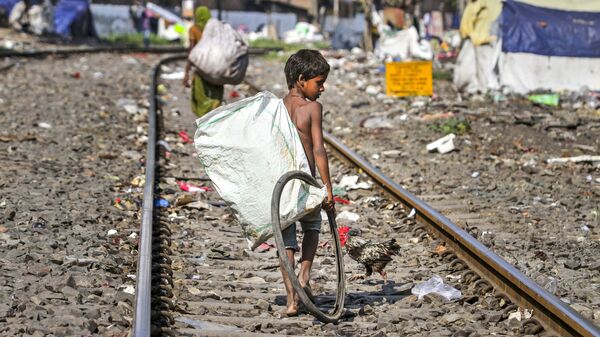 Собиратели мусора на железнодорожных путях в индийском городе Гувахати - 俄羅斯衛星通訊社