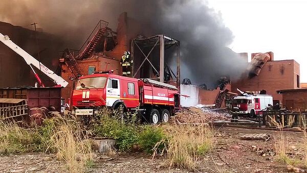 Сотрудники противопожарной службы тушат пожар на заводе Электроцинк - 俄罗斯卫星通讯社