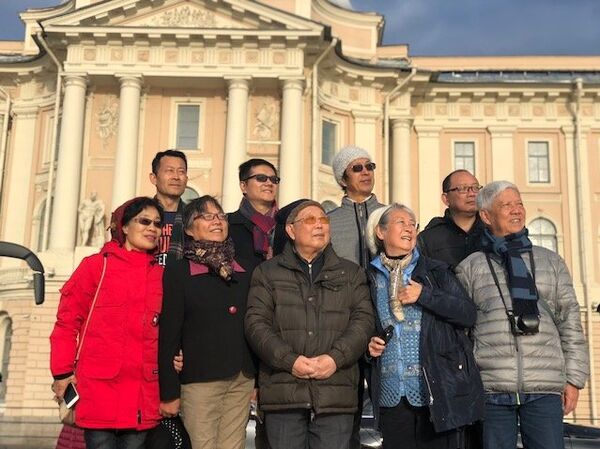 馮春，曹蕾及其同行藝術家合影 - 俄羅斯衛星通訊社