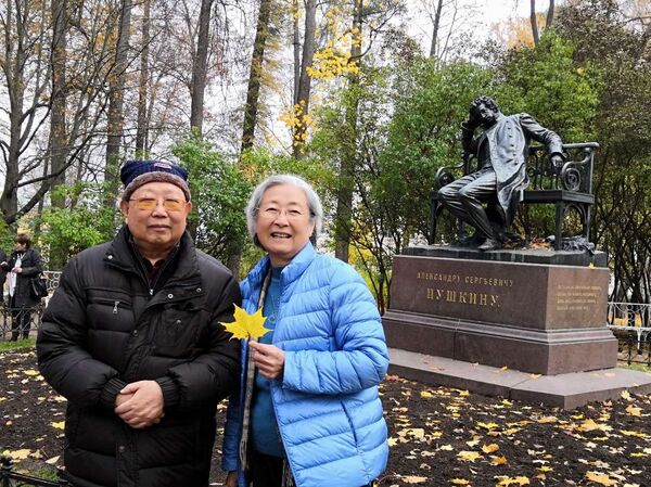 冯春和曹蕾在普希金雕塑前 - 俄罗斯卫星通讯社