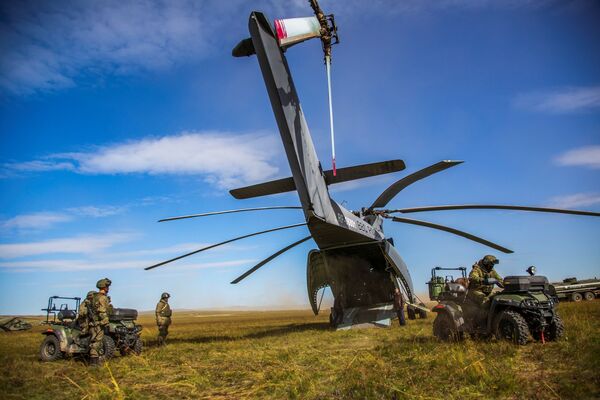 “東方-2018”軍演主要階段期間小分隊從米-26直升機上完成登陸，後貝加爾邊疆區“楚戈爾”訓練場 - 俄羅斯衛星通訊社