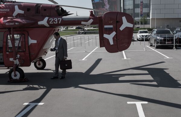 第八届莫斯科国际直升机展览会（HeliRussia-2015）上一名游客正在参观卡-226T直升机 - 俄罗斯卫星通讯社