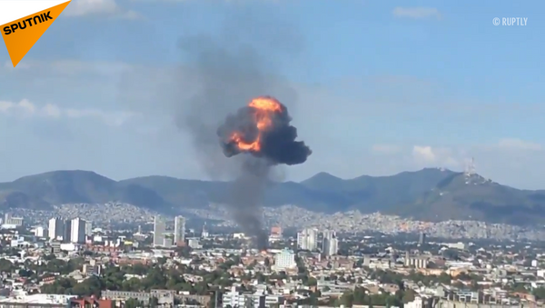 着火的墨西哥酒精厂上空的火球 - 俄罗斯卫星通讯社