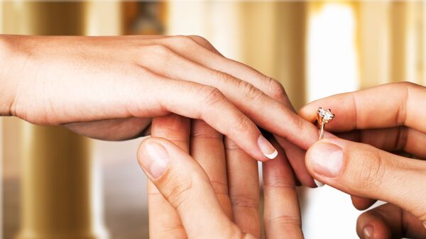 新娘用别人指上的戒指来夸耀 - 俄罗斯卫星通讯社