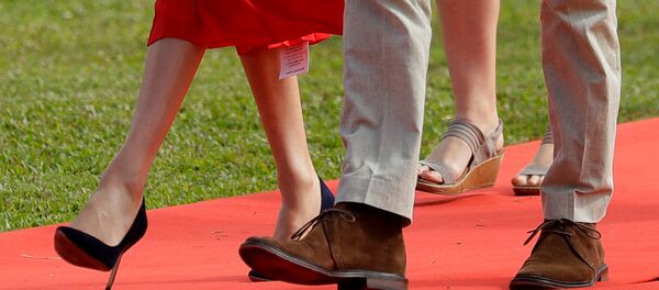 梅根∙馬克爾訪問湯加時忘記摘下其裙子價簽 - 俄羅斯衛星通訊社