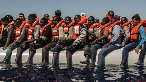 媒體：摩洛哥海岸警衛隊在地中海救起247名非法移民 - 俄羅斯衛星通訊社