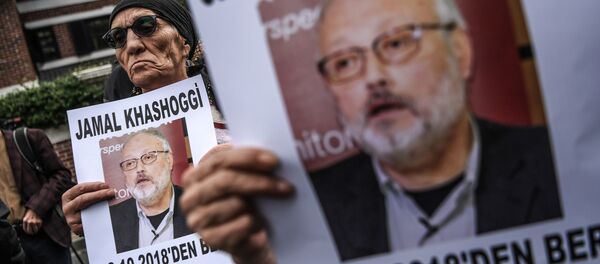 Участник акции протеста с портретом саудовского журналиста Джамаля Хашукджи у здания консульства Саудовской Аравии в Стамбуле, Турция Участник акции протеста с портретом саудовского журналиста Джамаля Хашукджи у здания консульства Саудовской Аравии в Стамбуле, Турция - 俄罗斯卫星通讯社