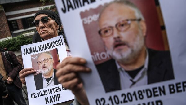 Участник акции протеста с портретом саудовского журналиста Джамаля Хашукджи у здания консульства Саудовской Аравии в Стамбуле, Турция - 俄羅斯衛星通訊社