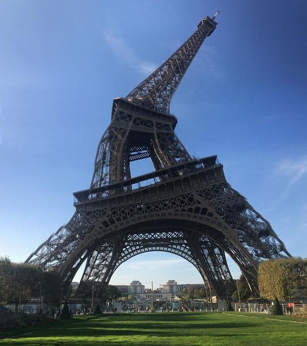 “达利风”埃菲尔铁塔照片走红网络 - 俄罗斯卫星通讯社