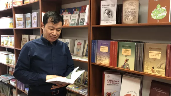 穆平在書店閱讀出版社發行的圖書