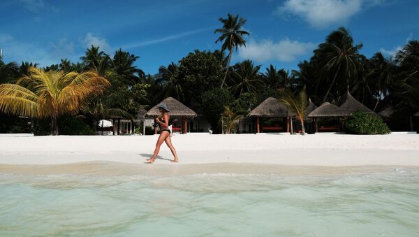 Девушка идет по пляжу одного из Мальдивских островов - 俄罗斯卫星通讯社