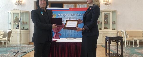 награждение режиссера Китайского государственного драматического театра Мэн Цзинхуэя медалью - 俄罗斯卫星通讯社