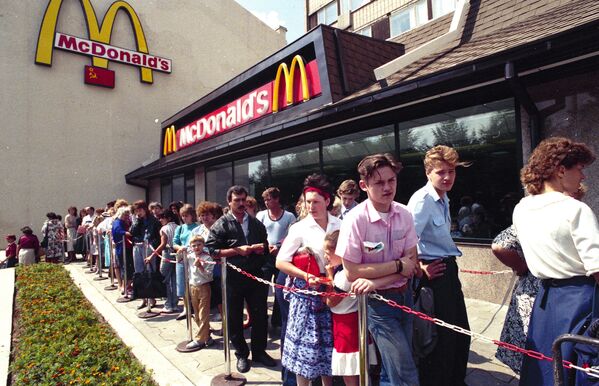 莫斯科麦当劳餐厅前排起的长队，1990年 - 俄罗斯卫星通讯社