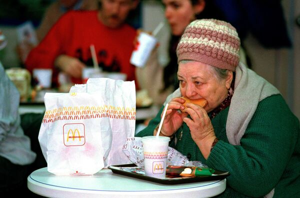 莫斯科首家麥當勞餐廳的顧客，1990年 - 俄羅斯衛星通訊社