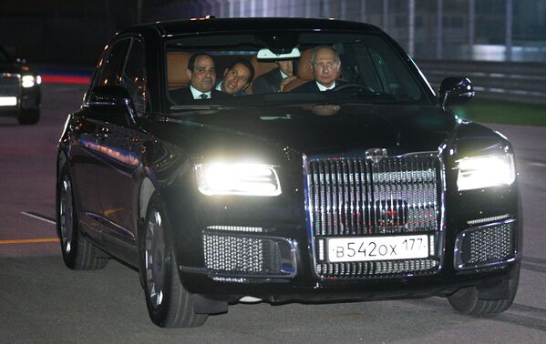 俄羅斯總統弗拉基米爾·普京與埃及總統阿卜杜勒-法塔赫·塞西乘坐Aurus加長轎車。 - 俄羅斯衛星通訊社