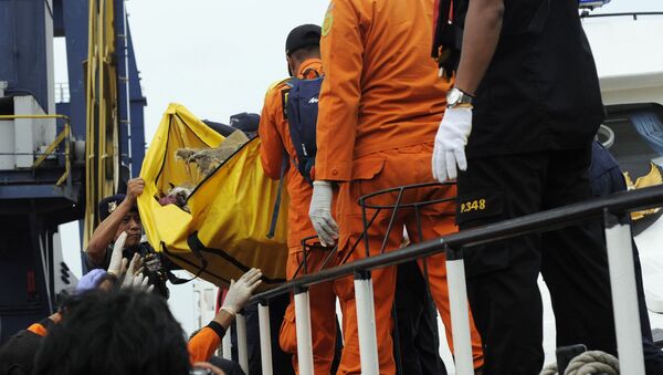 Спасатели доставляют предметы и останки жертв с места крушения пассажирского самолета Boeing 737 авиакомпании Lion Air у западного побережья острова Ява - 俄罗斯卫星通讯社