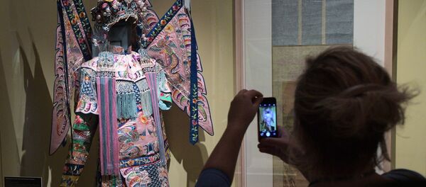 Посетительница на выставке Восток. Другая красота к столетию Государственного музея Востока в Москве - 俄罗斯卫星通讯社