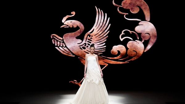 中国国际时装周 靓模展华服风采 - 俄罗斯卫星通讯社